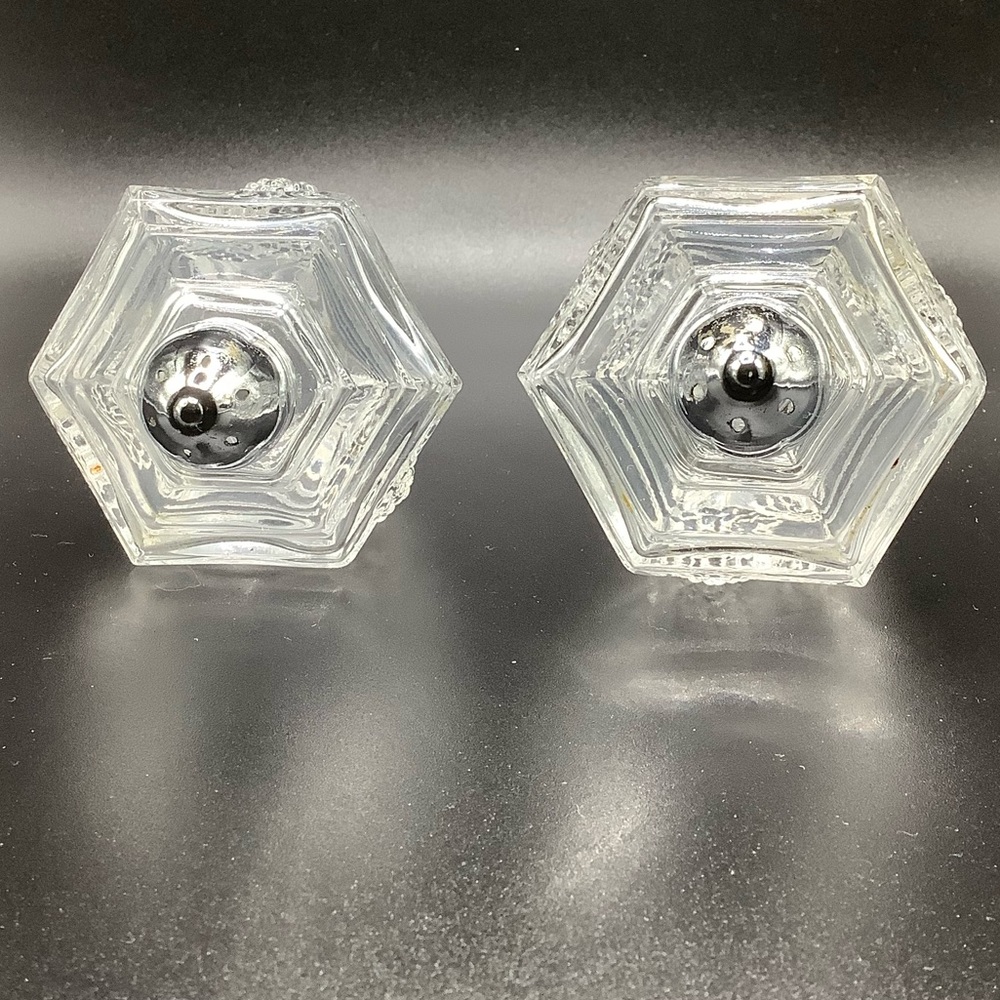 Vintage crystal salt and pepper shakers - Picture 3 of 5
